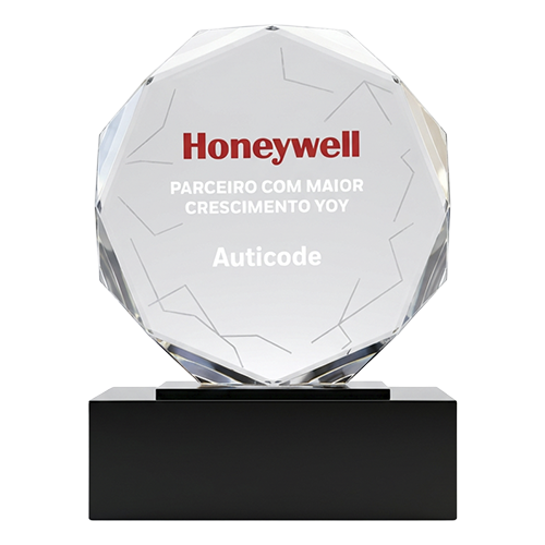 Crystal octagonal trophy on a black base, with Honeywell logo and the text 'Parceiro com maior crescimento YoY' and 'Auticode'.